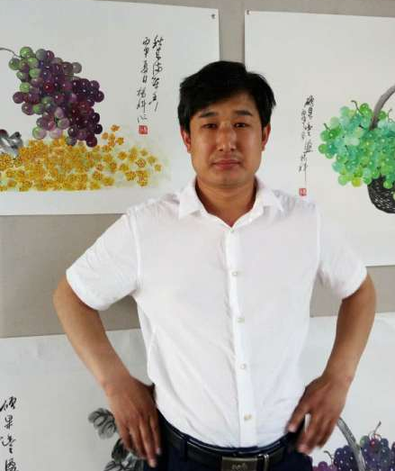 明珠有味出酸甜一一书画家杨科其笔下的葡萄晶莹剔透