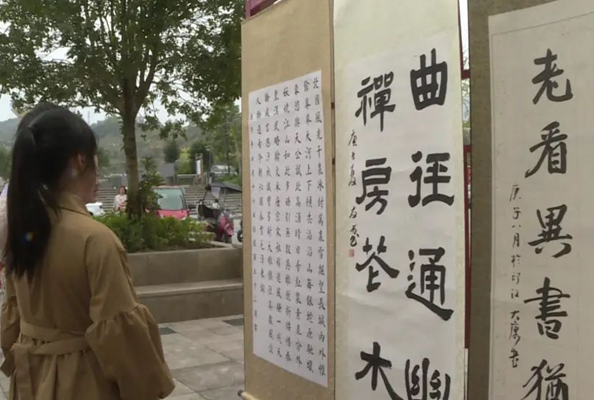 印江县老年大学建校30周年书画摄影作品展开幕